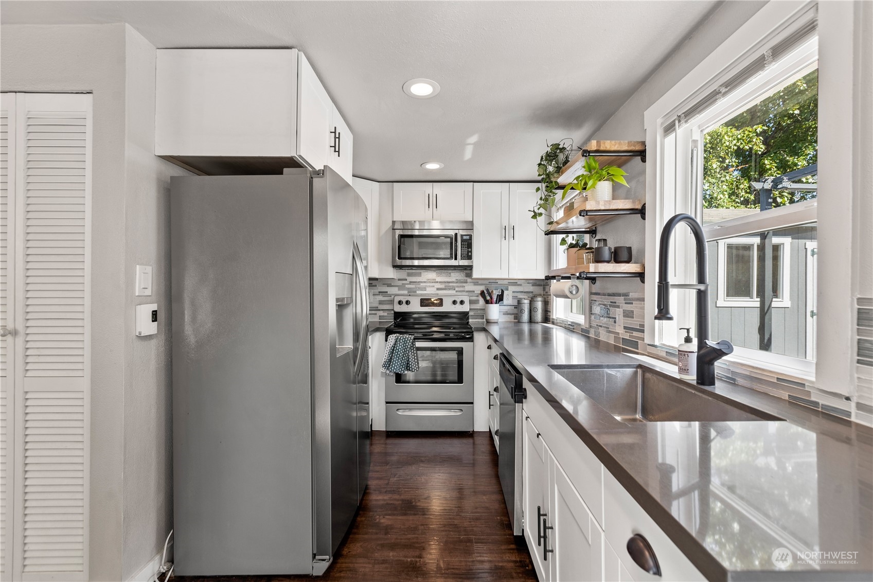 12012 Renton Avenue South Seattle, WA 98178 - Photo 10 of 29 Gallery Image 10
