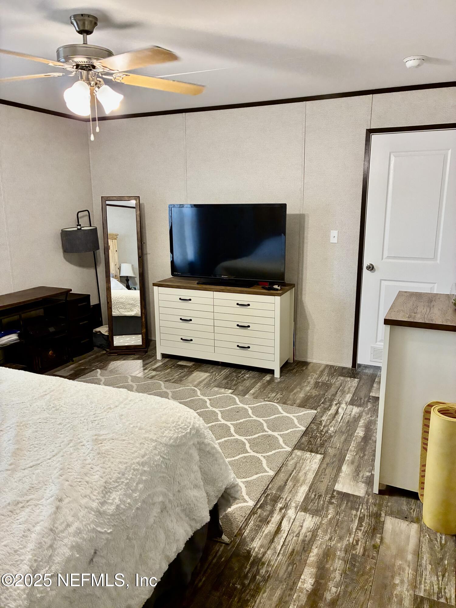 5915 Oak Leaf Road Keystone Heights, FL 32656 - Photo 24 of 44 a bedroom with a bed and a flat screen tv