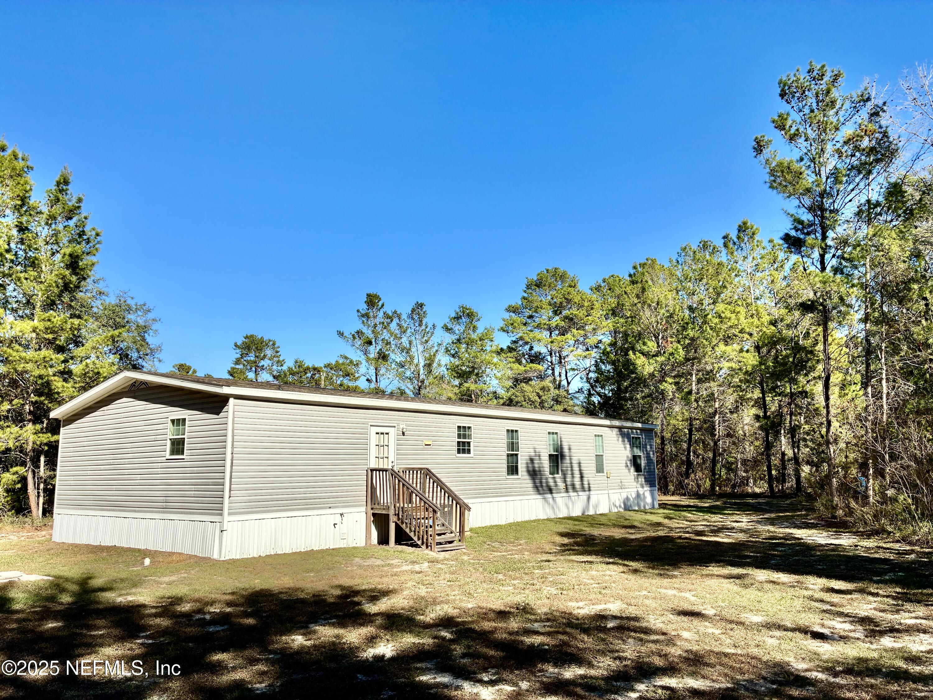 5915 Oak Leaf Road Keystone Heights, FL 32656 - Photo 3 of 44 a view of a back yard of the house