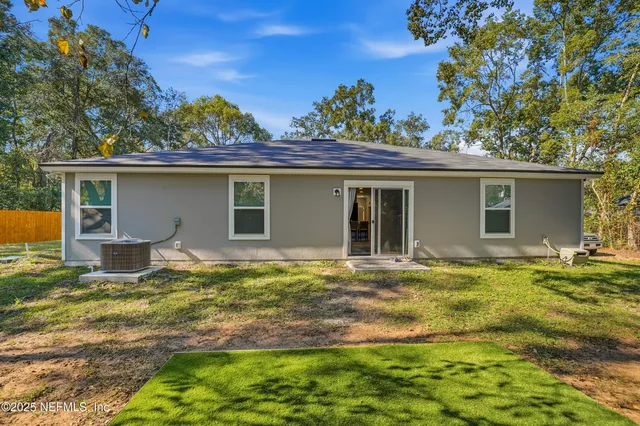 a house view with backyard space