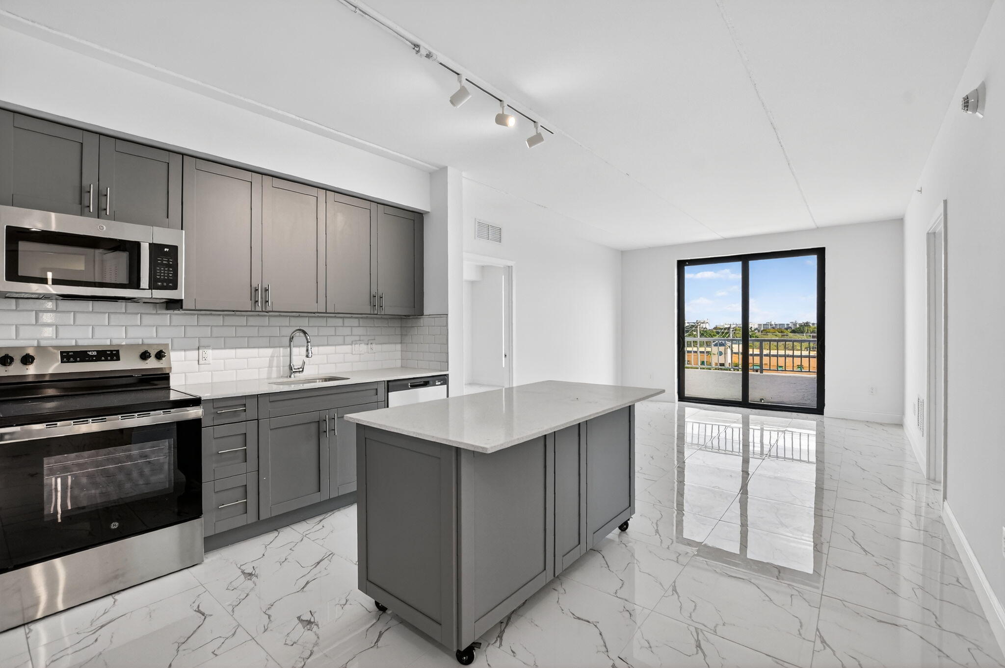 350 West Hidden Valley Boulevard, Unit 101 Boca Raton, FL 33487 - Photo 2 of 29 3-web-or-mls-DSC_9815