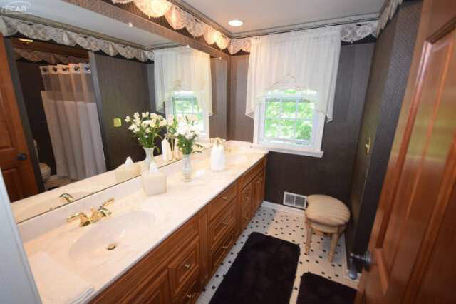 17420 Hickory Ridge Road Fenton, MI 48430 - Photo 15 of 25 21175221-14.JPG