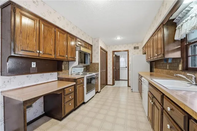 $365,000 | 12824 West 82nd Street, Lenexa, KS 66215