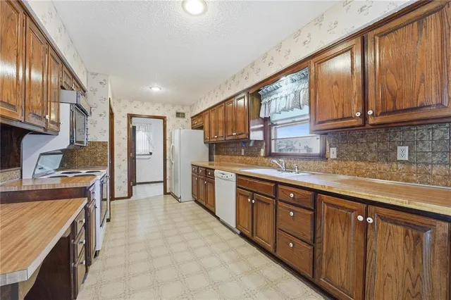 $365,000 | 12824 West 82nd Street, Lenexa, KS 66215