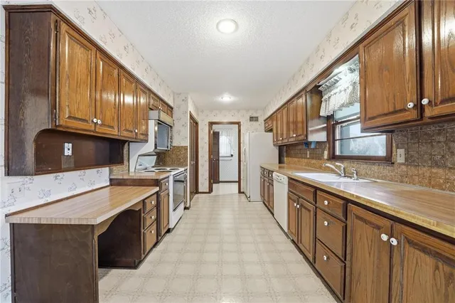 $365,000 | 12824 West 82nd Street, Lenexa, KS 66215