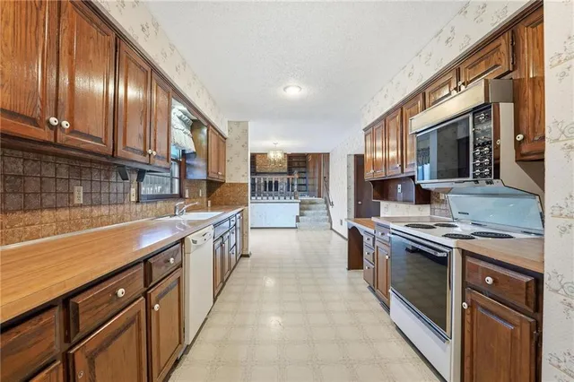 $365,000 | 12824 West 82nd Street, Lenexa, KS 66215