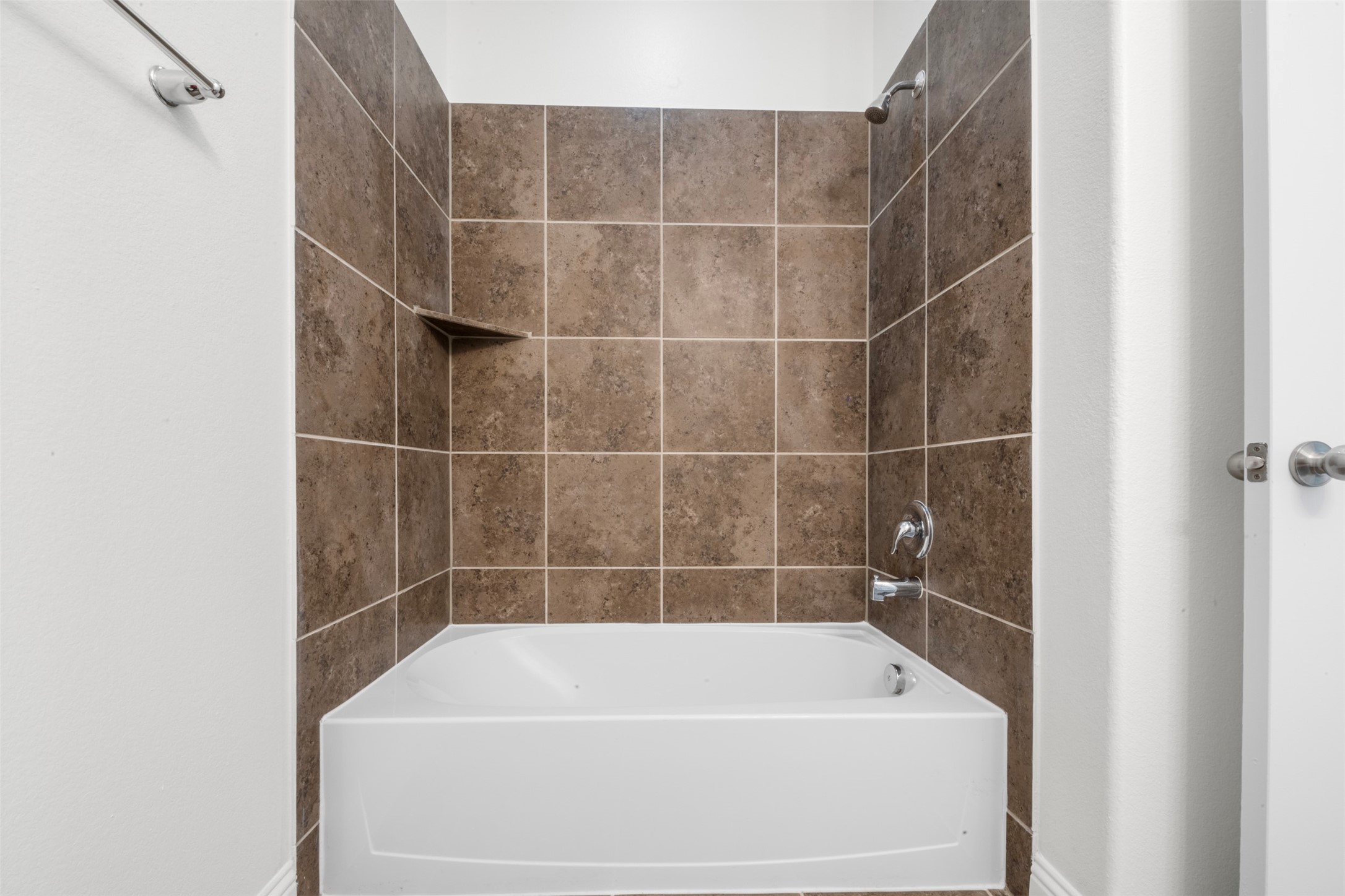 20123 Cascading Falls Boulevard Cypress, TX 77433 - Photo 30 of 41 a bathroom with a bath tub