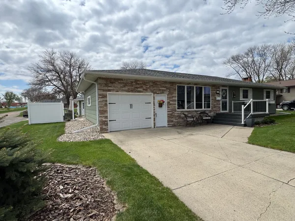 $275,000 | 906 Willow Street, Marshall, MN 56258