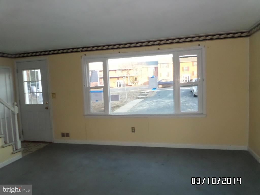 3824 East Joppa Road Baltimore, MD 21234 - Photo 2 of 22 Living Room