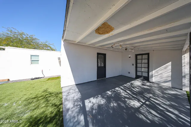 a view of a backyard