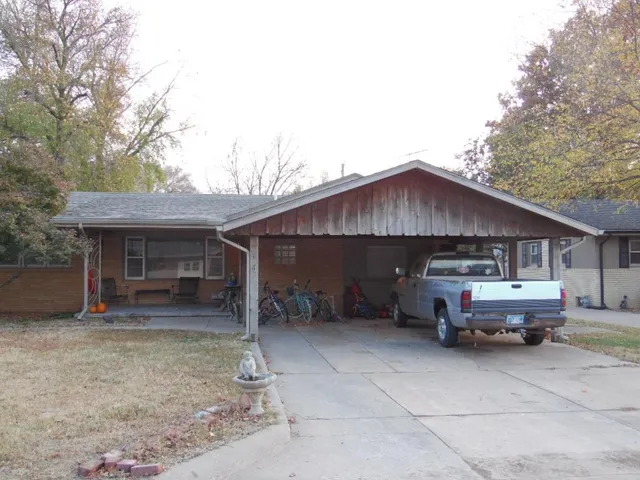 $142,500 | 517 East 8th Avenue, Belle Plaine, KS 67013