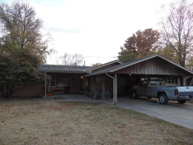 $142,500 | 517 East 8th Avenue, Belle Plaine, KS 67013