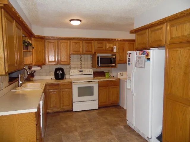 $142,500 | 517 East 8th Avenue, Belle Plaine, KS 67013