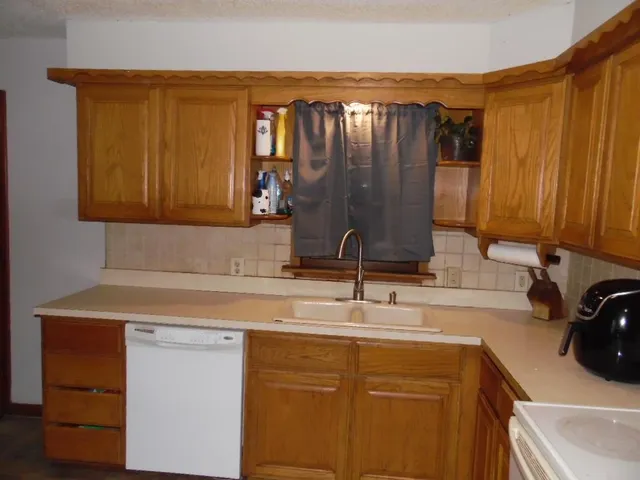 $142,500 | 517 East 8th Avenue, Belle Plaine, KS 67013