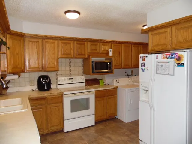 $142,500 | 517 East 8th Avenue, Belle Plaine, KS 67013