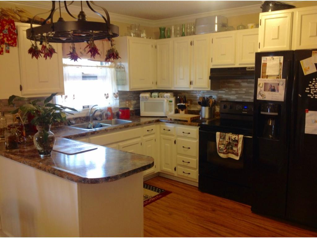 345 H Heaton Road Elizabethton, TN 37643 - Photo 11 of 17 Beautiful Kitchen