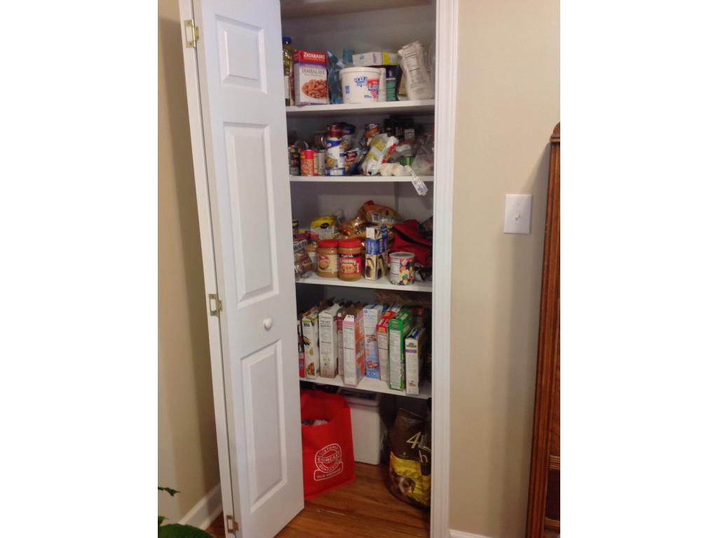 345 H Heaton Road Elizabethton, TN 37643 - Photo 13 of 17 Kitchen Pantry