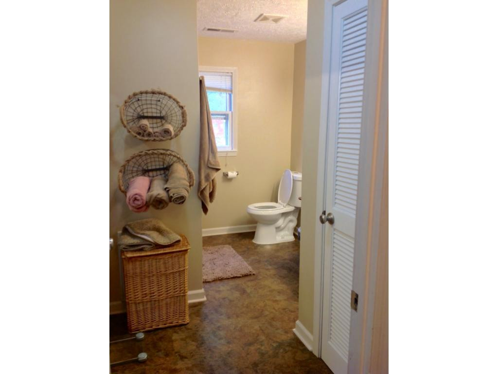 345 H Heaton Road Elizabethton, TN 37643 - Photo 9 of 17 Upstairs Bath