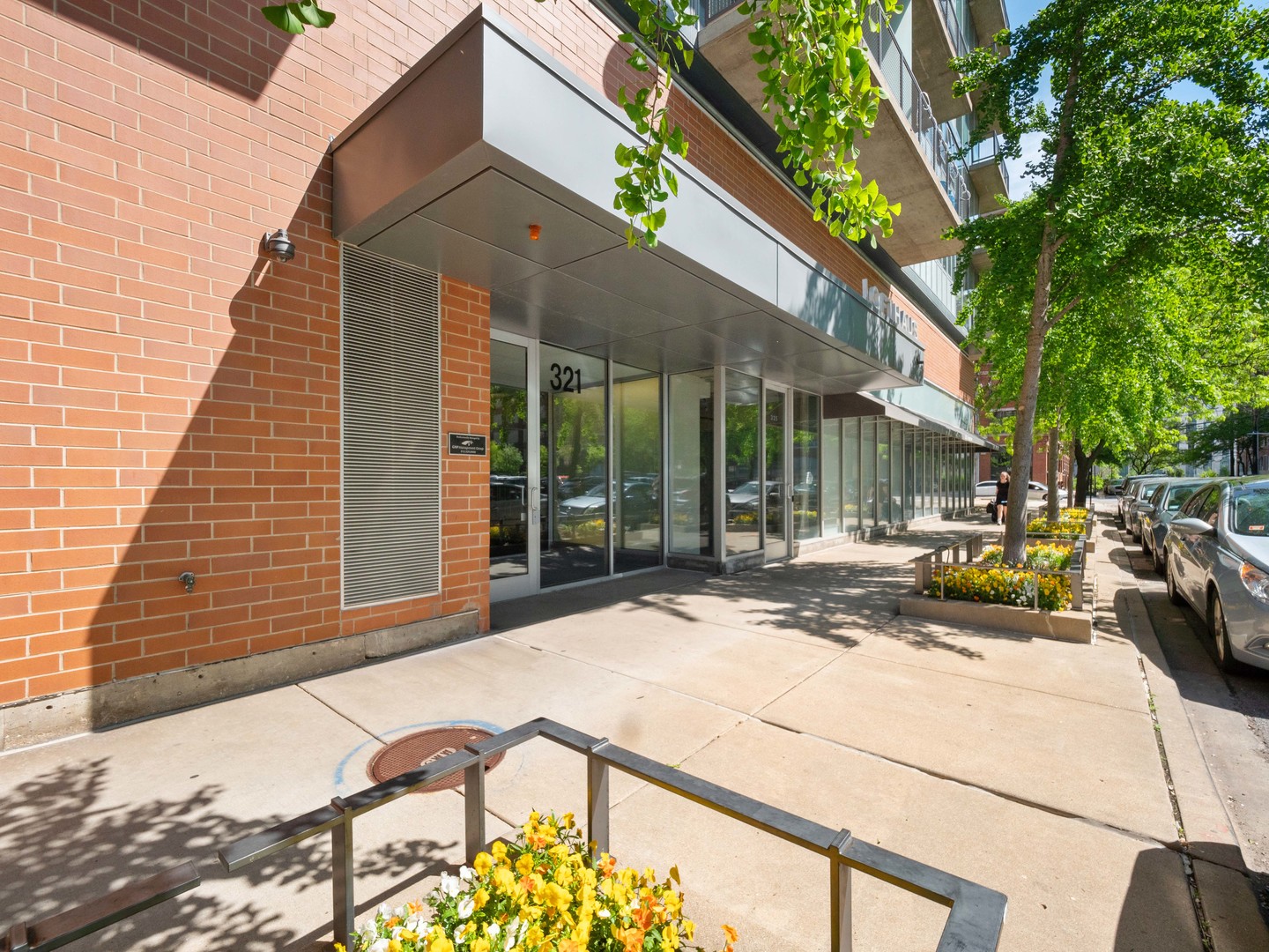 321 South Sangamon Street, Unit 905 Chicago, IL 60607 - Photo 33 of 36 a view of a patio with table and chairs and wooden fence
