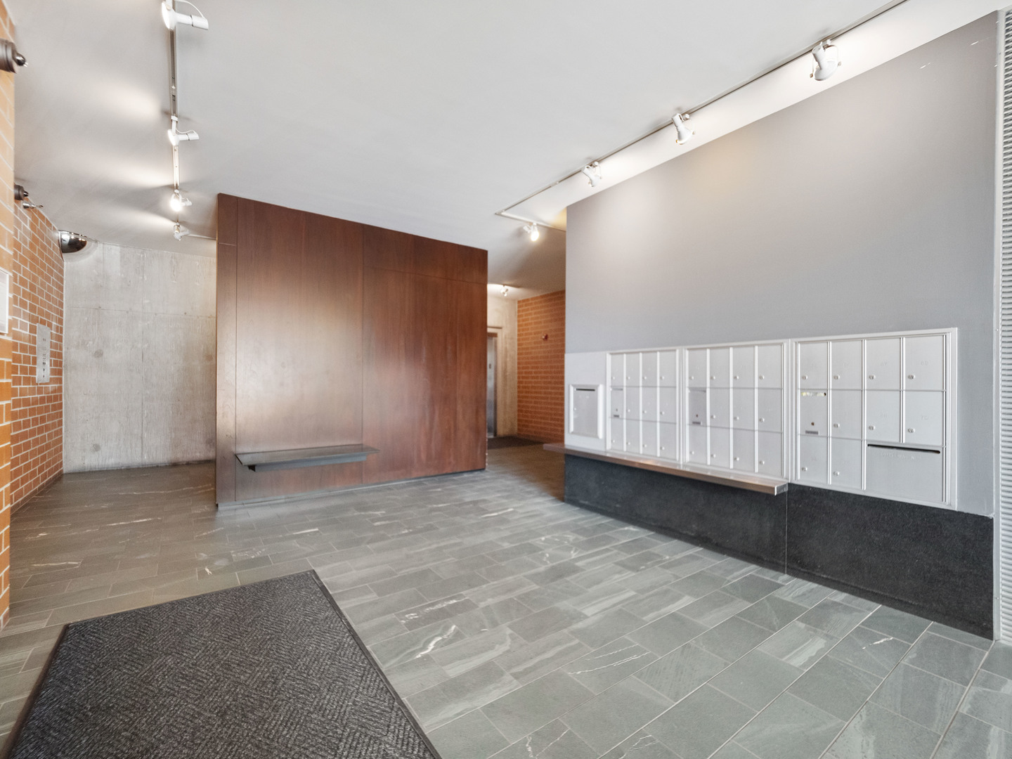 321 South Sangamon Street, Unit 905 Chicago, IL 60607 - Photo 34 of 36 a view of an empty room with a entryway