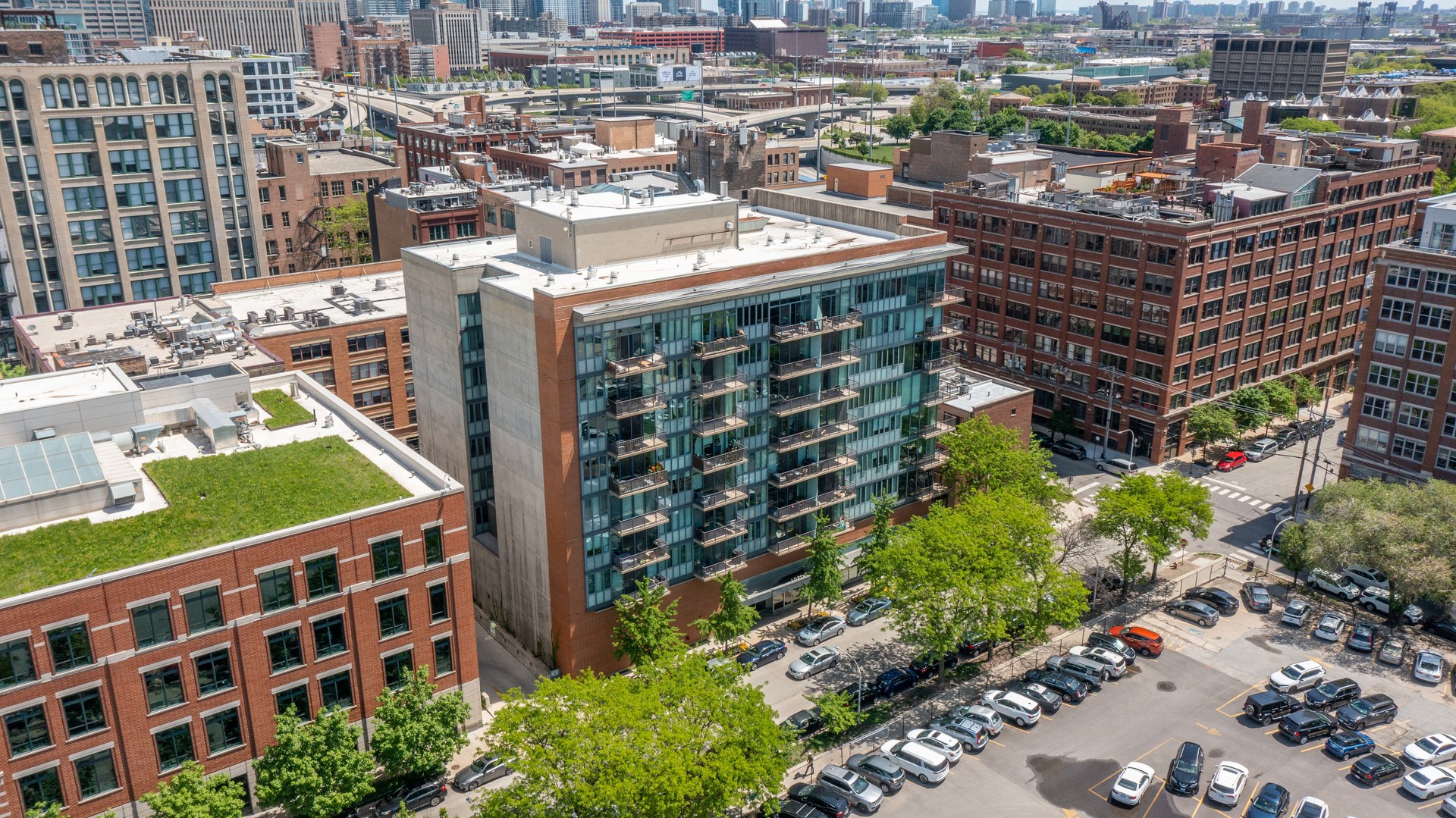321 South Sangamon Street, Unit 905 Chicago, IL 60607 - Photo 35 of 36 a city view with tall buildings