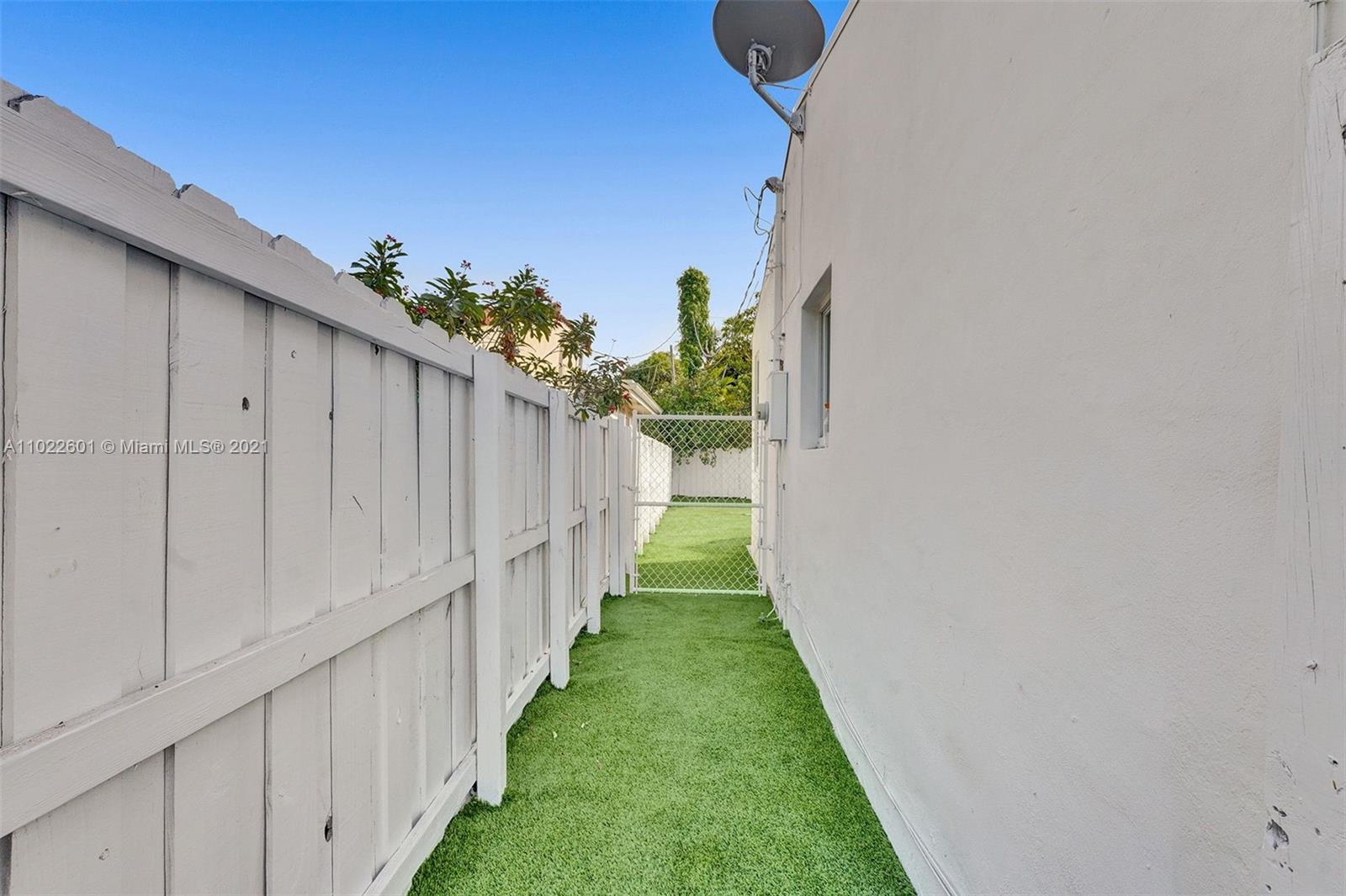 4717 Alton Road Miami Beach, FL 33140 - Photo 55 of 59 a view of a yard with wooden fence