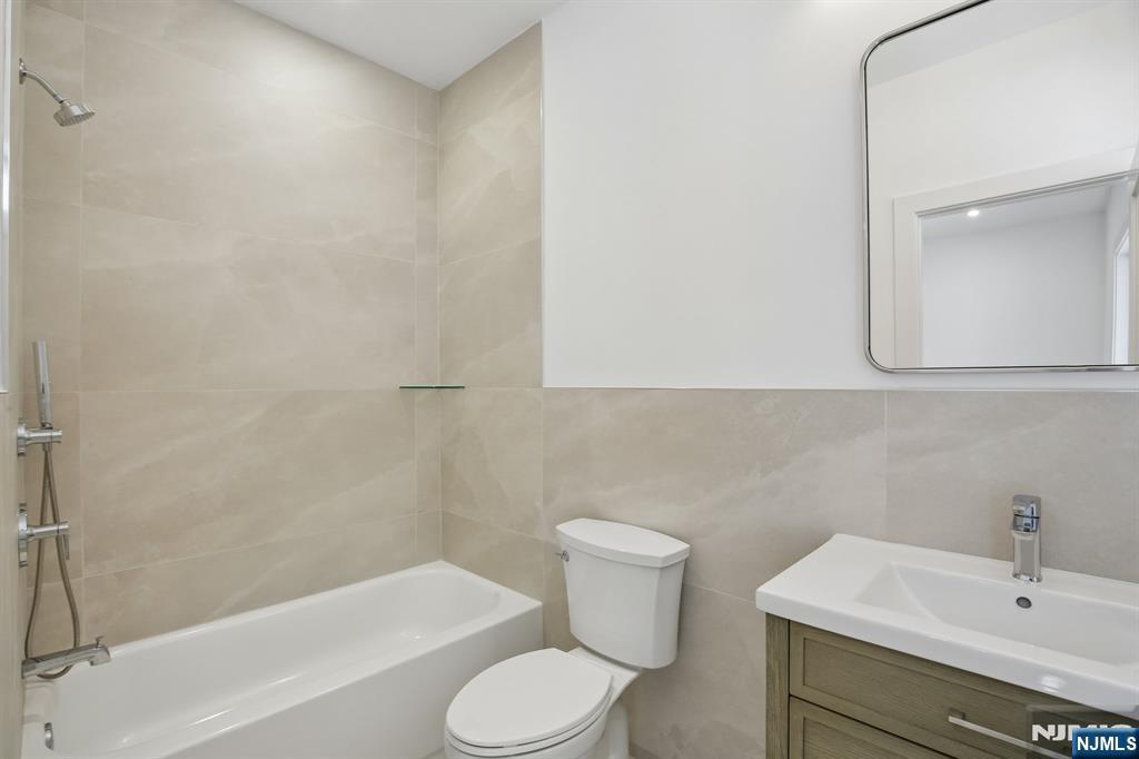 2189 Jones Road Fort Lee, NJ 07024 - Photo 20 of 32