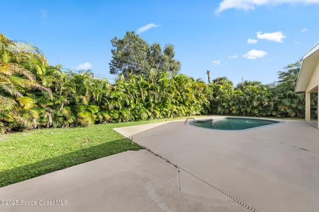 an aerial view of a house having yard