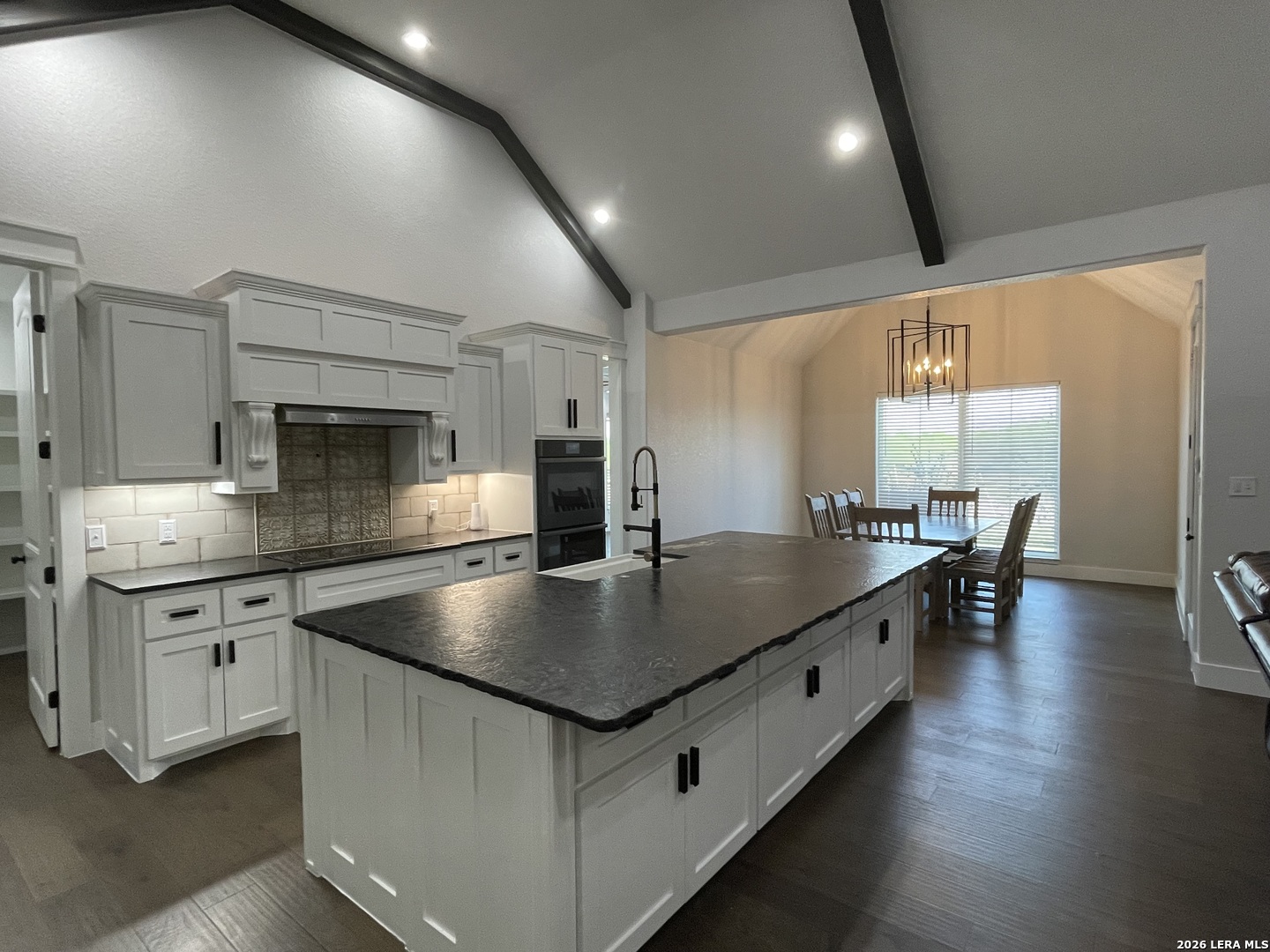 18 Valley View Uvalde, TX 78801 - Photo 7 of 46