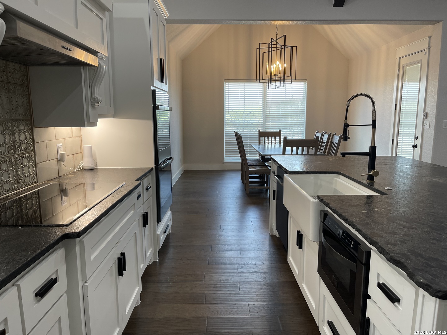 18 Valley View Uvalde, TX 78801 - Photo 9 of 46