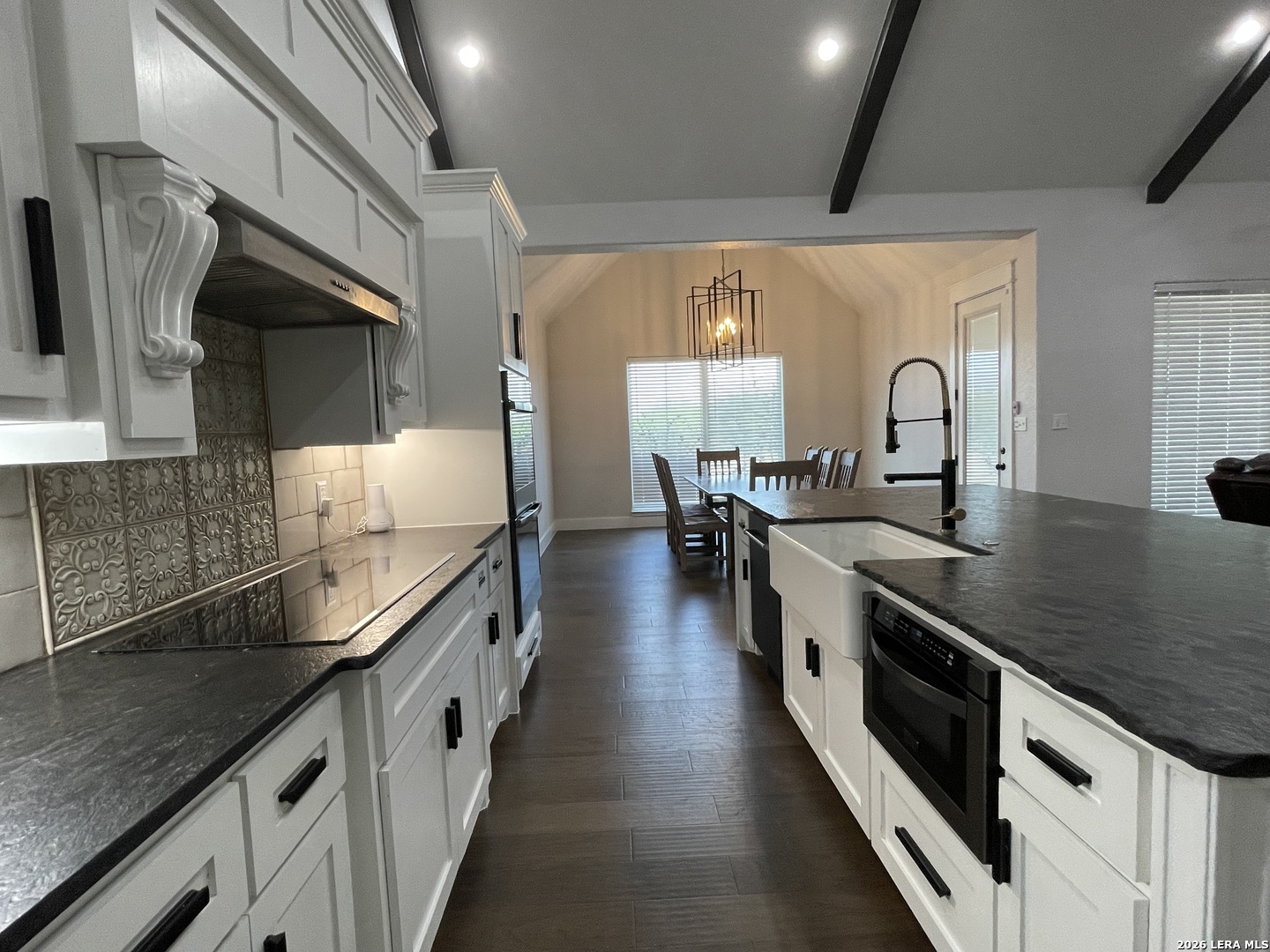 18 Valley View Uvalde, TX 78801 - Photo 10 of 46