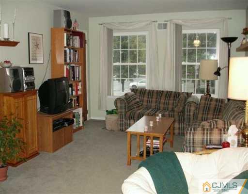 32 Hanover Square Middlesex, NJ 08846 - Photo 3 of 7