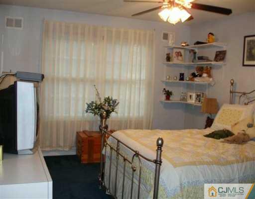 32 Hanover Square Middlesex, NJ 08846 - Photo 4 of 7