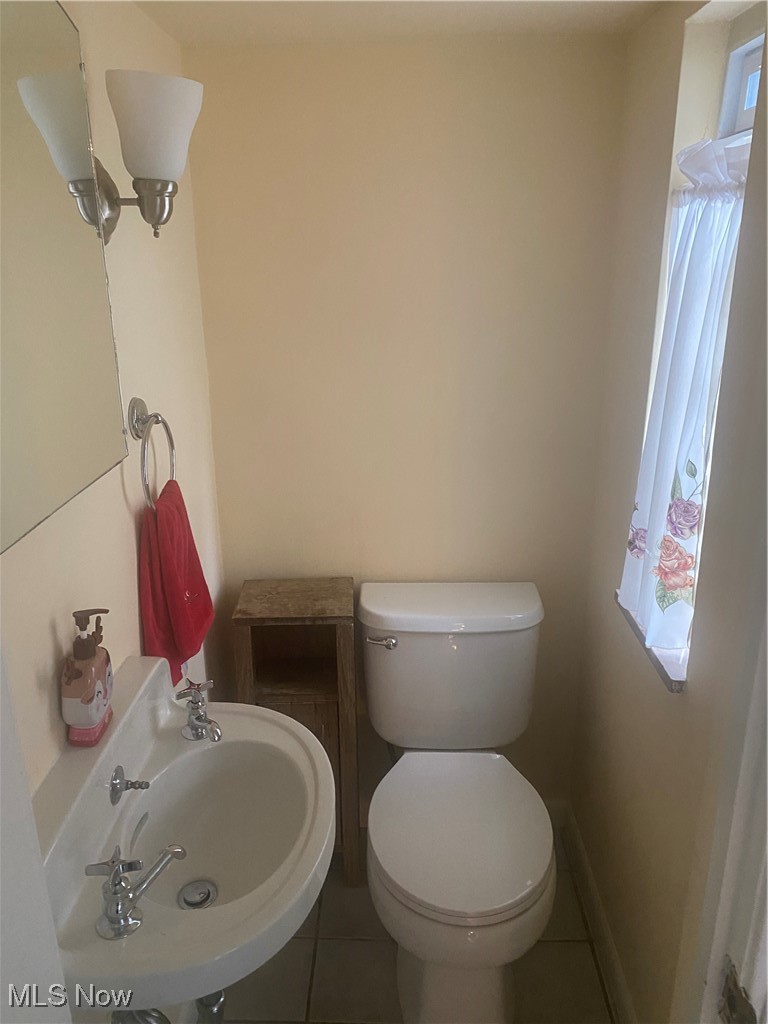 4663 Anderson Road Cleveland, OH 44121 - Photo 10 of 28 Half bathroom off kitchen