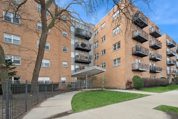 $300,000 | 2501 West Bryn Mawr Avenue, Unit 305, Chicago, IL 60659
