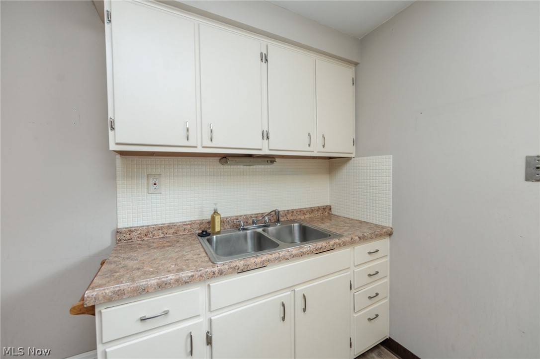 1551 Winchester Road Cleveland, OH 44124 - Photo 10 of 48