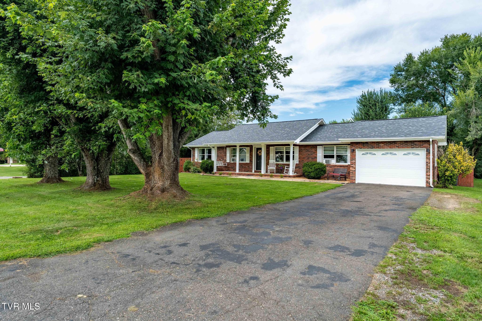 442 Adams Road Mountain City, TN 37683 - Photo 2 of 63 442 Adams Road (1 of 64)