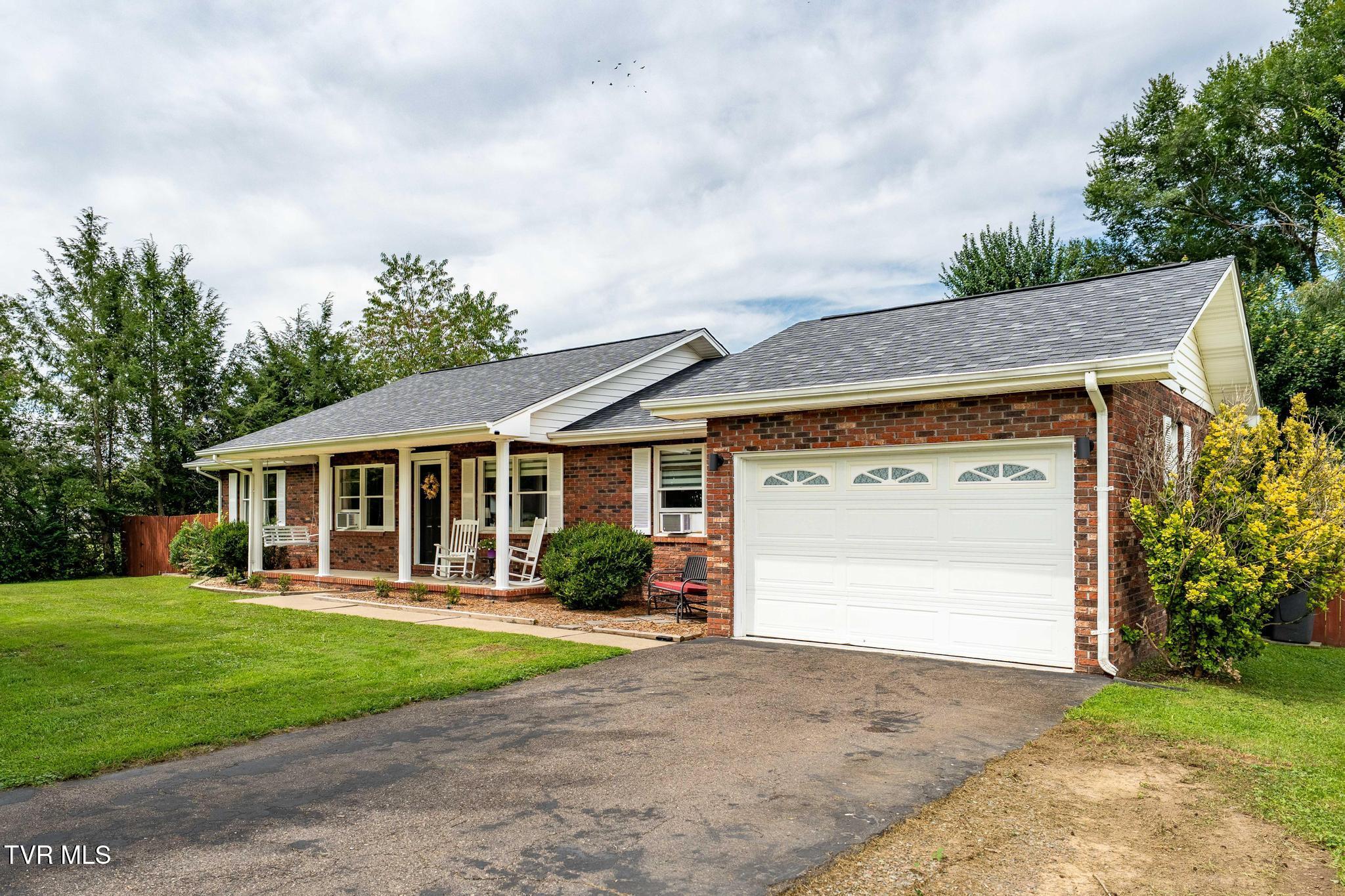 442 Adams Road Mountain City, TN 37683 - Photo 6 of 63 442 Adams Road (6 of 64)