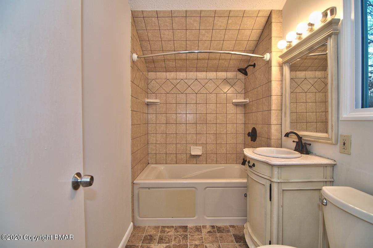 216 Murphy Circle Bushkill, PA 18324 - Photo 32 of 62 Master Bathroom