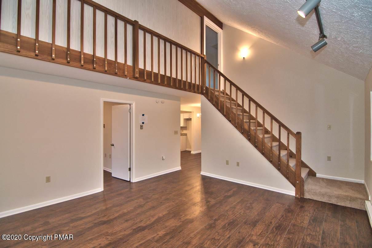 216 Murphy Circle Bushkill, PA 18324 - Photo 6 of 62 Living Room