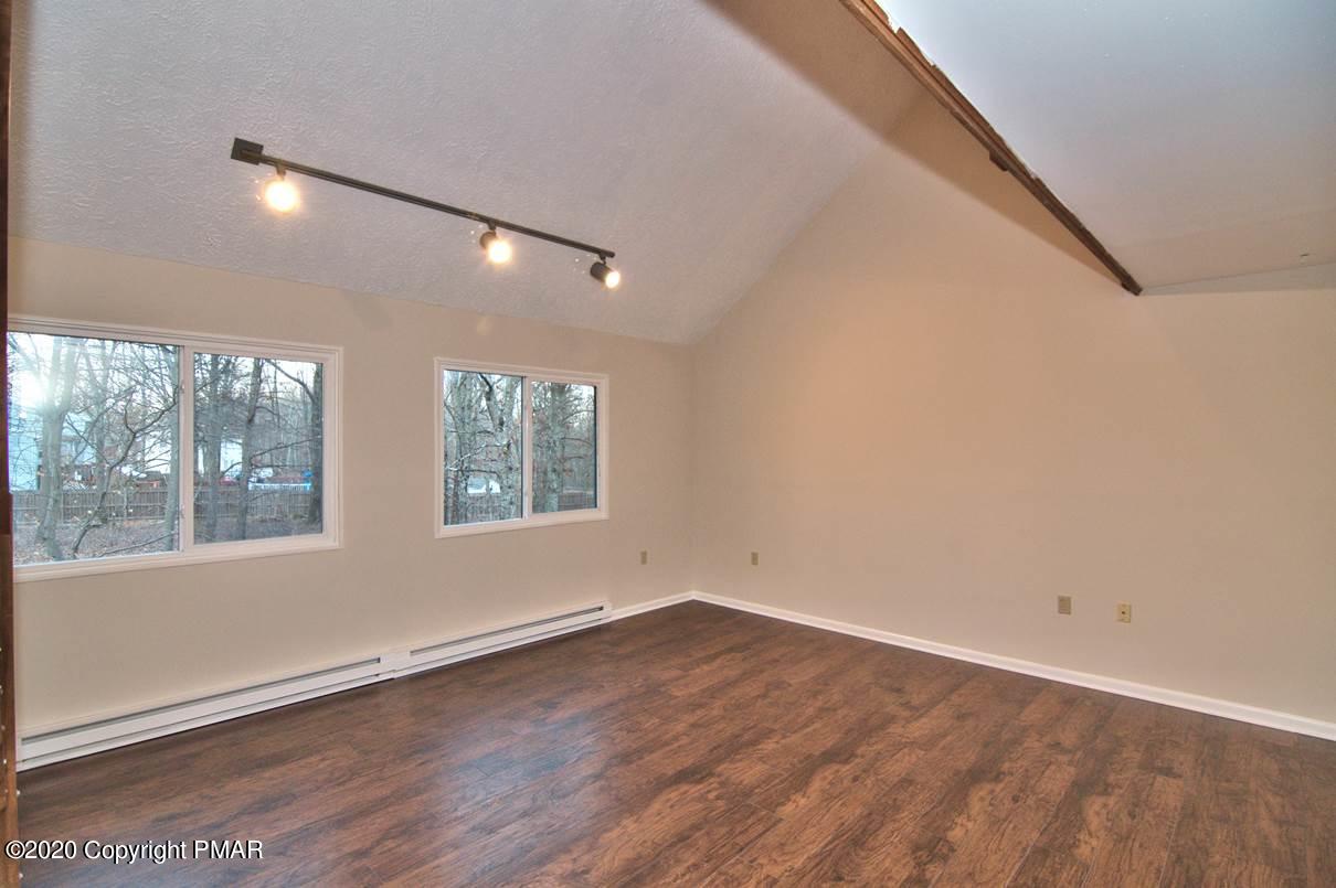 216 Murphy Circle Bushkill, PA 18324 - Photo 7 of 62 Living Room