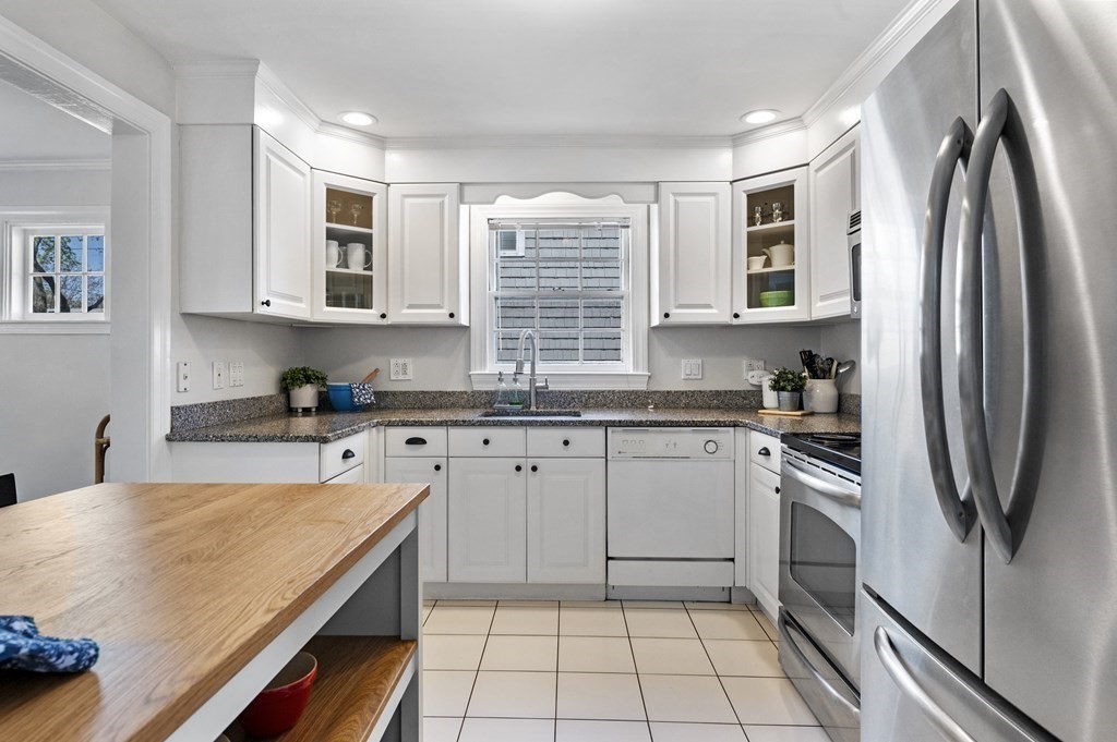 52 Bates Road Swampscott, MA 01907 - Photo 8 of 28 Gallery Image 8