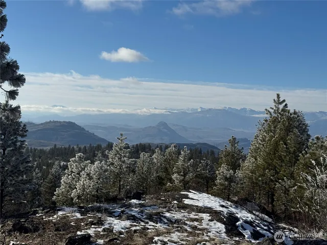 a view of a lake in middle of a city