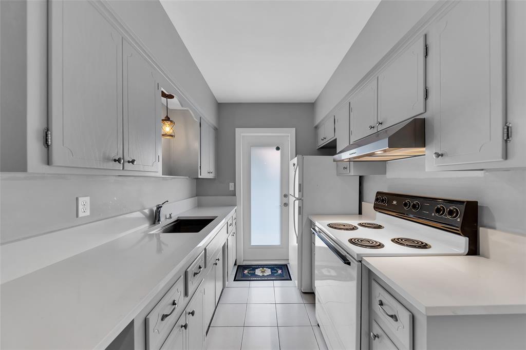 11 Southwest 4th Avenue, Unit 10 Boca Raton, FL 33432 - Photo 14 of 32 a kitchen with a stove and a refrigerator