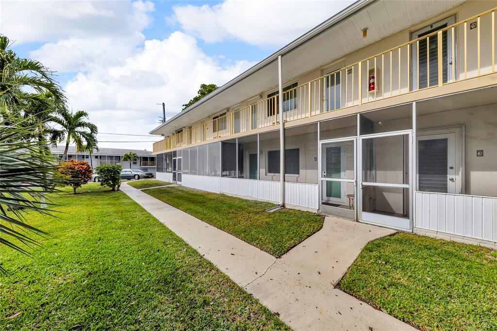 11 Southwest 4th Avenue, Unit 10 Boca Raton, FL 33432 - Photo 27 of 32 a view of an house with swimming pool and sitting area