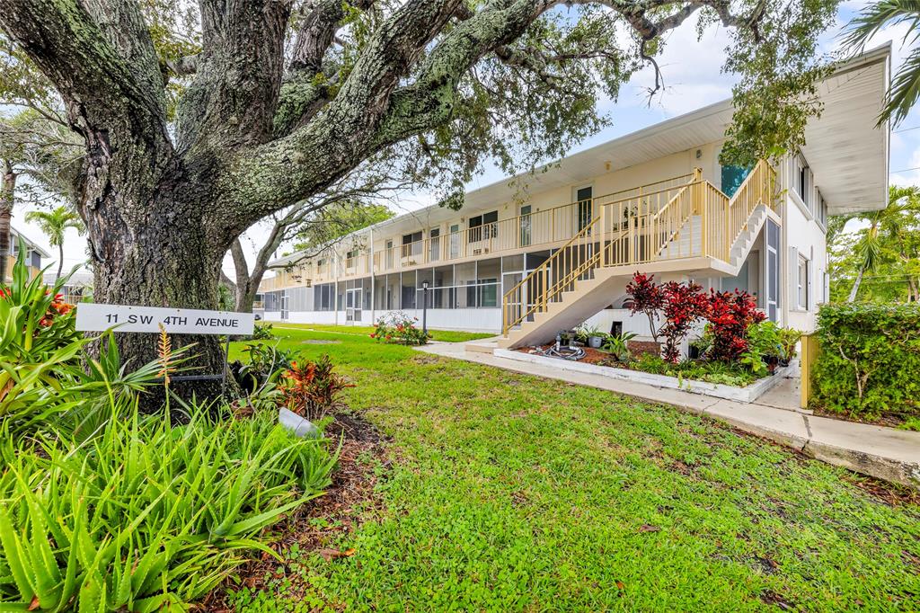 11 Southwest 4th Avenue, Unit 10 Boca Raton, FL 33432 - Photo 29 of 32 a view of a house with backyard and sitting area