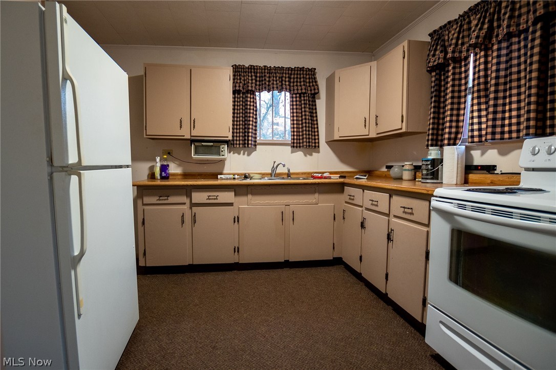 2701 Vernon Street Midvale, OH 44621 - Photo 7 of 18 Kitchen- appliances convey.