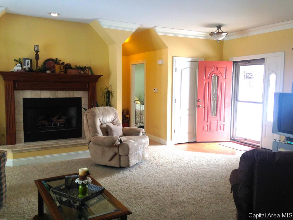 19560 Pinecrest Road Petersburg, IL 62675 - Photo 8 of 24 Gallery Image 8