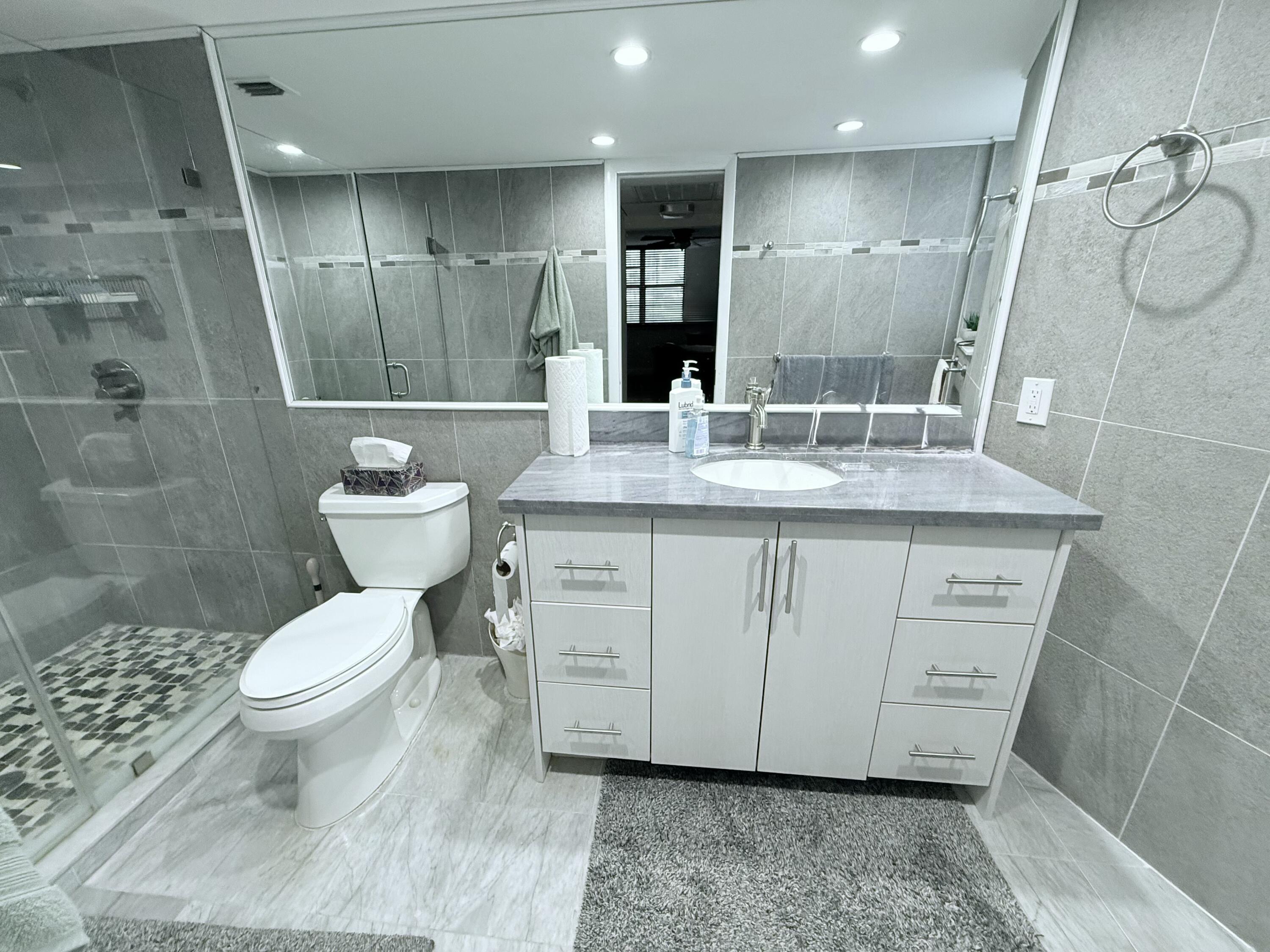2851 South Ocean Boulevard, Unit 1A Boca Raton, FL 33432 - Photo 19 of 52 Primary Bath