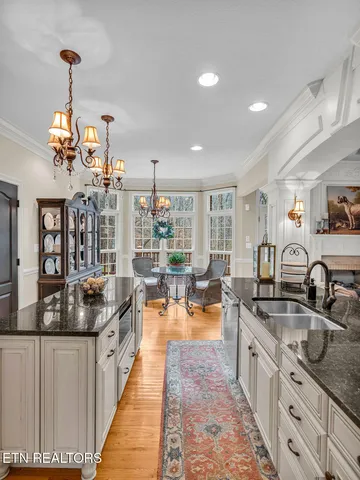 $800,000 | 10 Hawthorn Place, Norris, TN 37828